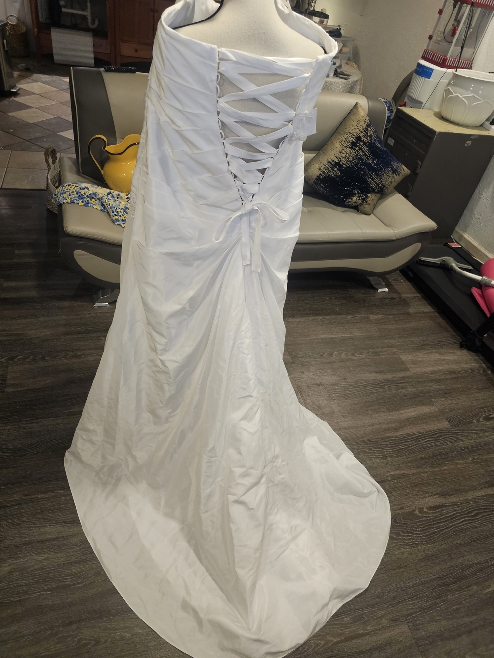 David's Bridal White Lace-Up Back Strapless Bridal Gown